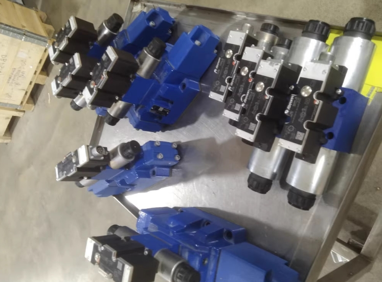 Rexroth R901014940 Servo Proportional Directional Valve 4WRZE25W8-325-7X/6EG24N9K31/F1D3M